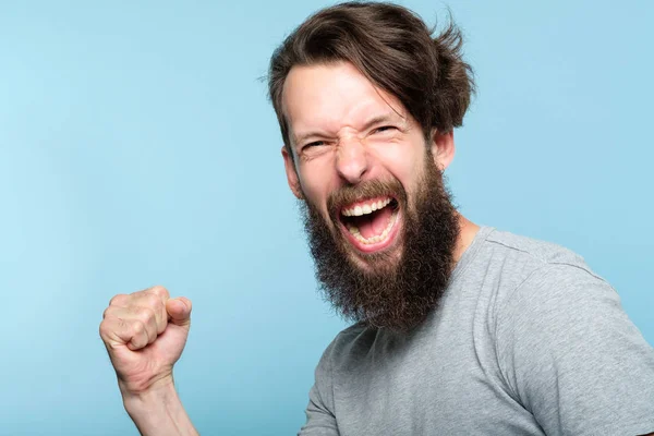 Victoria éxito feliz alegre hombre ganar gesto mano — Foto de Stock