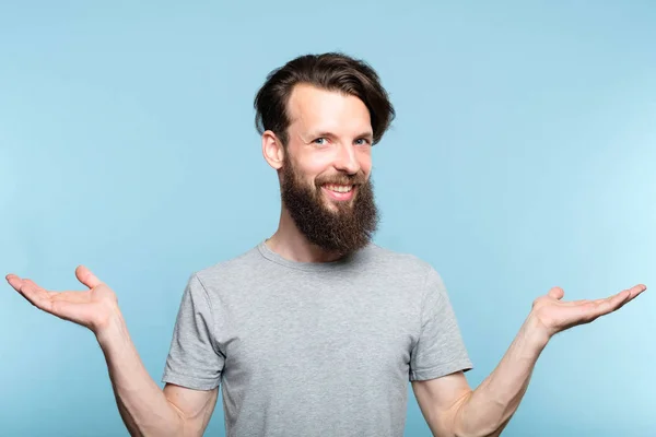 Sonriente hipster hombre agarre manos elección comparación —  Fotos de Stock