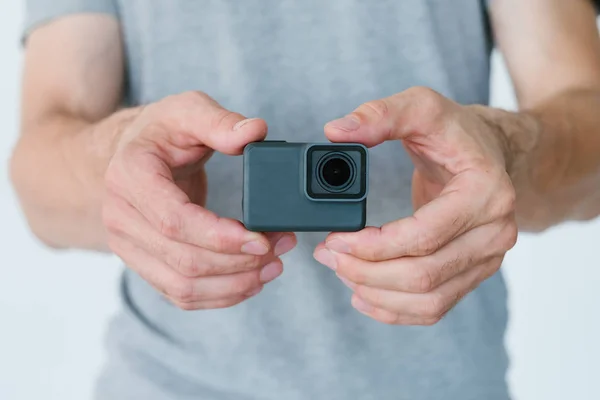 Технологія екшн камера людина блогер обладнання — стокове фото