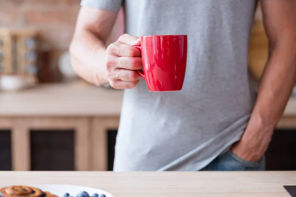 Traditionele's ochtends warm ontbijt drinken man mok — Stockfoto