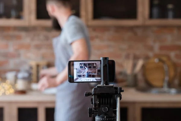 Tecnología video stream teléfono cámara hombre cocina — Foto de Stock