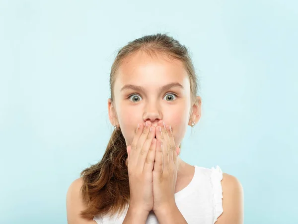 Удивленная шокированная девушка закрыла рот эмоциональным лицом — стоковое фото
