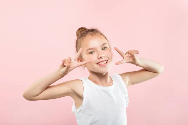 Lächelnd niedlich erfreut Mädchen Geste v Zeichen — Stockfoto