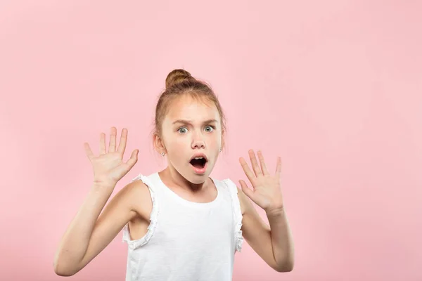 Überrascht schockiert süße Mädchen keuchend emotionales Gesicht — Stockfoto