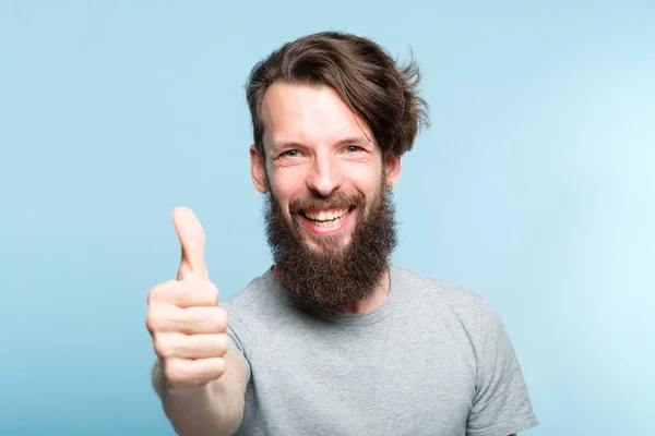 Duimschroef opwaarts zoals goedkeuring lachende blije mens gebaar — Stockfoto