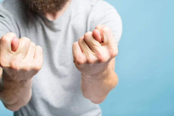 Bebaarde man Midden fig teken provocatie defiance — Stockfoto