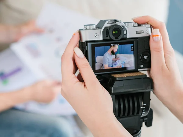 Equipo de filmación de vídeo mujer cámara material blog — Foto de Stock