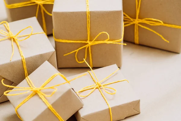 Año nuevo regalo caja envuelta papel artesanal — Foto de Stock