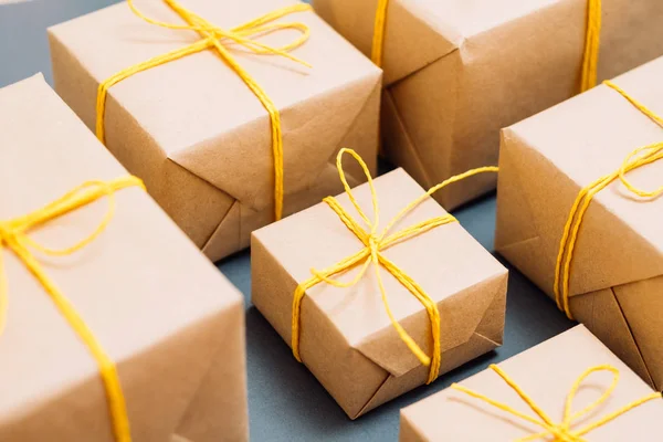 Año nuevo regalo de regalo regalo de artesanía paquete de papel presente blanco — Foto de Stock