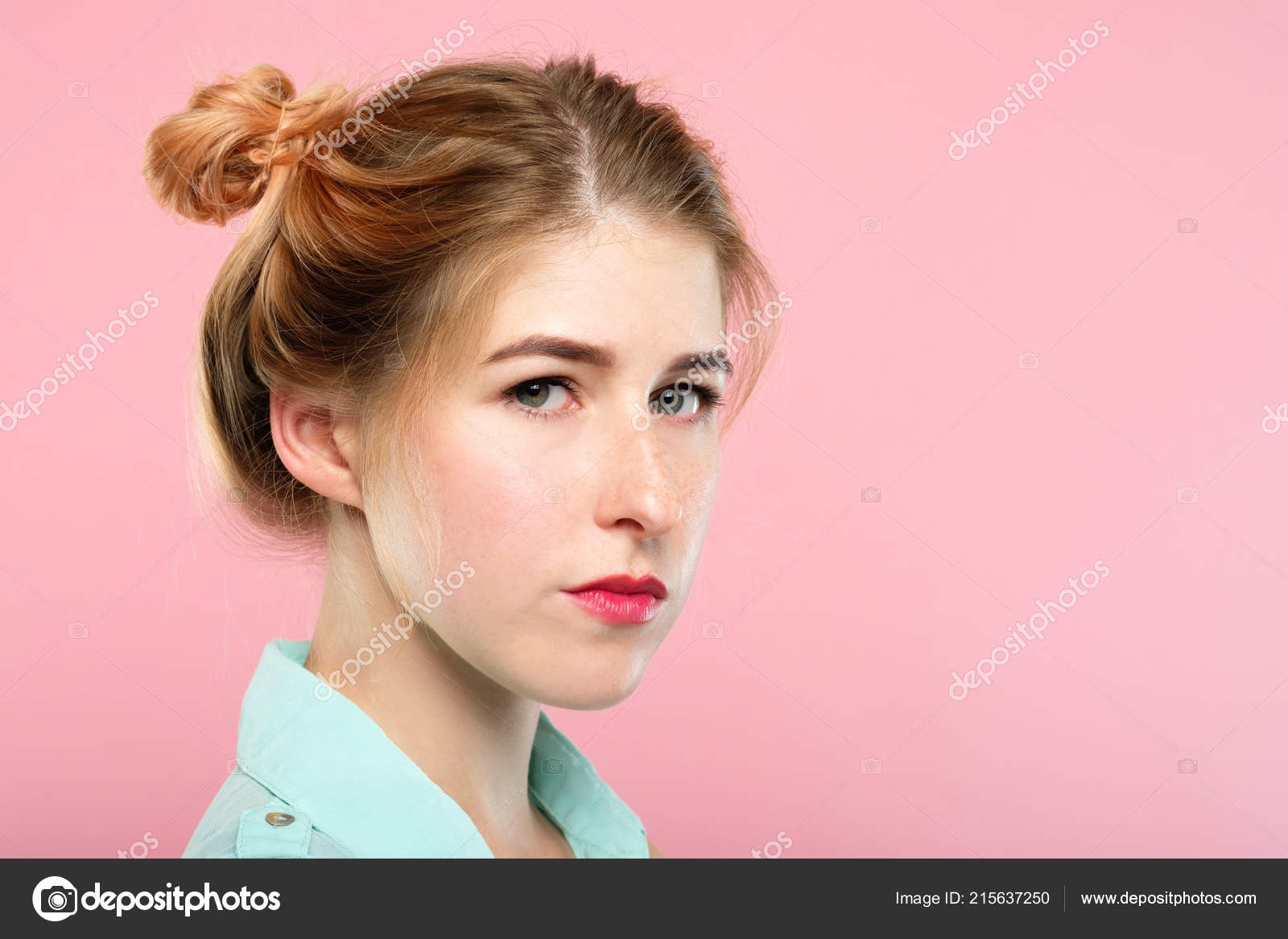 Cara de poker falta emoção menina gelada frio indiferente — Foto © golubovy  #215637250, image size:1600x1167