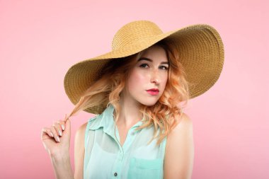 baştan çıkarıcı kendine güvenen kadın karizma stil cazip