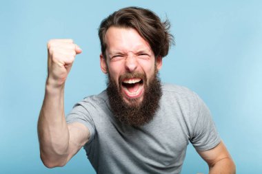 zafer başarı kazanmak jest heyecanlı heyecanlı adam