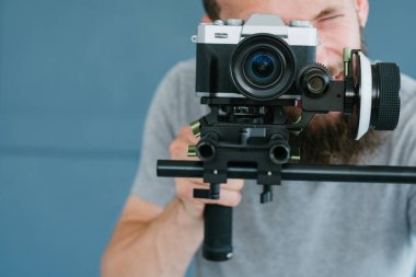 video içerik oluşturma adam kamera görüntüleri çekim