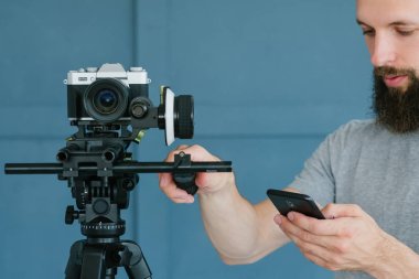 video çekim adam kamera ekipman telefon kontrol