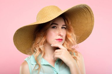 duygu şüpheli yabancılara şüpheci kadın yüz