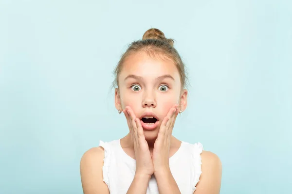 Удивленный шокированный девушка с открытым ртом эмоциональное лицо — стоковое фото