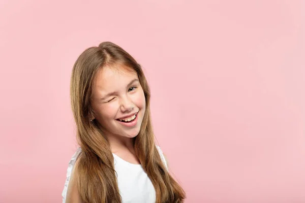Συγκίνηση πρόσωπο χαμογελαστό χαριτωμένο έφηβο κορίτσι winking — Φωτογραφία Αρχείου