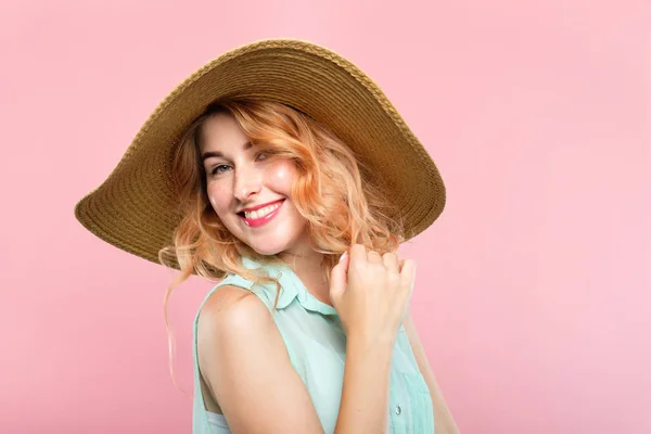 Agencia de viajes tours verano vacaciones mujer sunhat — Foto de Stock