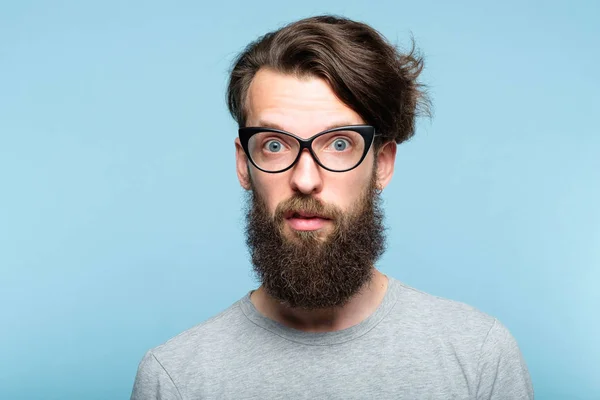 Schifoso disgustato barbuto hipster occhiali eccentrico uomo — Foto Stock