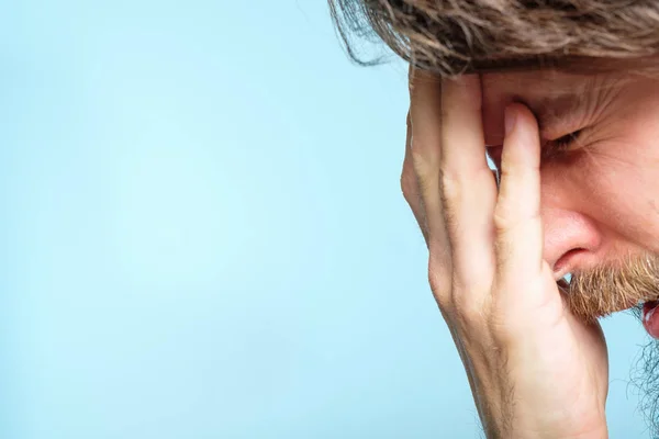 Dolor de cabeza fatiga estrés emocional hombre sosteniendo la cabeza — Foto de Stock