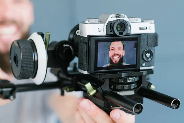 Blogger videoströmning man kommunicerar kameran — Stockfoto