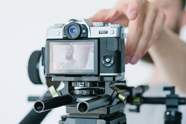 блог видео потокового оборудования человек настроить камеру
