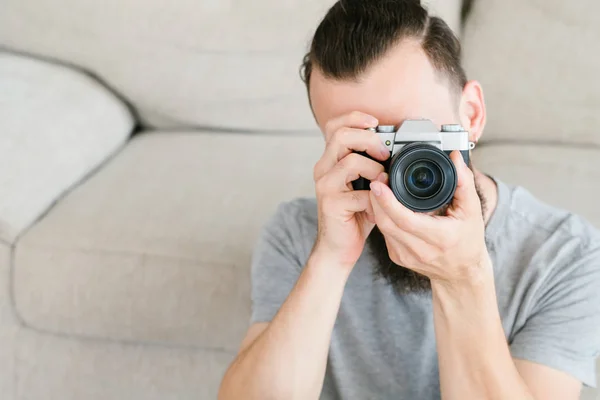 Equipo de fotografía hombre mantenga la cámara mirando lente —  Fotos de Stock