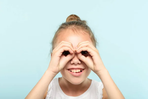 Engraçado alegre brincalhão menina fingir olhar binocular — Fotografia de Stock