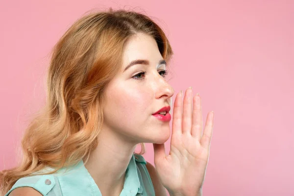 Κορίτσι πληροφορίες πωλήσεων έκπτωση χέρι στόμα μυστικό — Φωτογραφία Αρχείου