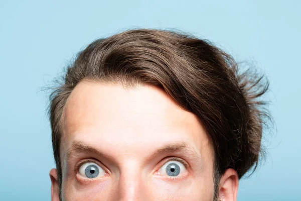 Ξαφνιασμένος εκκεντρική άνθρωπος κεφάλι κρυφοκοιτάζει έξω τρελό βλέμμα — Φωτογραφία Αρχείου