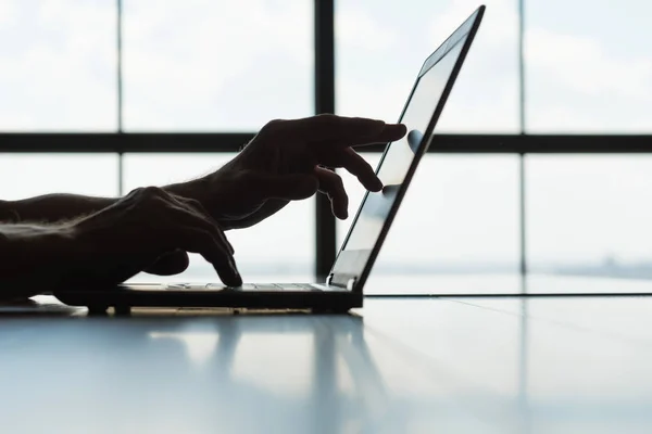 Tecnologia inovação homem tipo laptop tela sensível ao toque — Fotografia de Stock