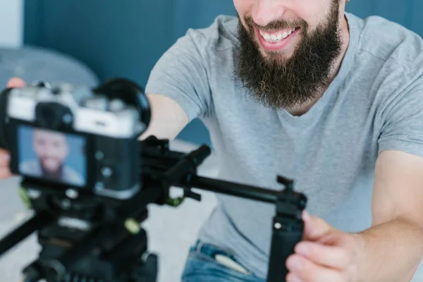Blogger videoströmning man kommunicerar kameran — Stockfoto