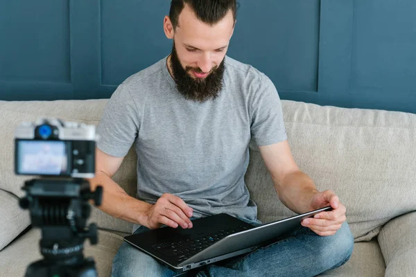 Bloguero estilo de vida trabajo hombre cámara vídeo streaming —  Fotos de Stock