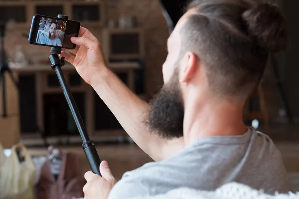 Mannen selfie kamera fritid livsstil sociala trender — Stockfoto
