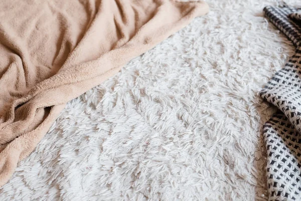 Peludo tecido velo confortável crumpled quarto cobertor — Fotografia de Stock
