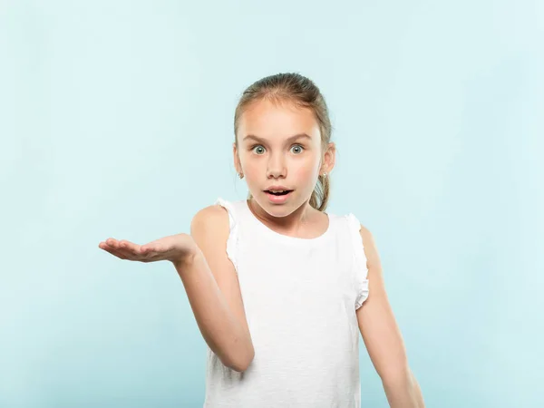 Menina surpreso segurando mão espaço vazio publicidade — Fotografia de Stock