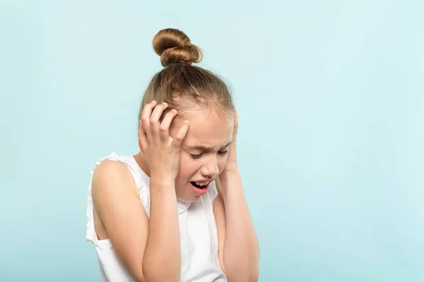 Estresse colapso emocional susto menina embreagem cabeça — Fotografia de Stock