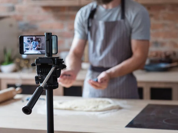 技術ビデオ撮影の携帯電話カメラ食品のブロガー — ストック写真