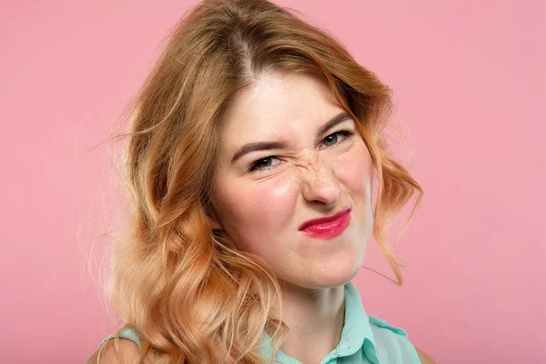 Δεν εντυπωσιαστεί κορίτσι μορφασμούς μύτη ρυτίδες — Φωτογραφία Αρχείου