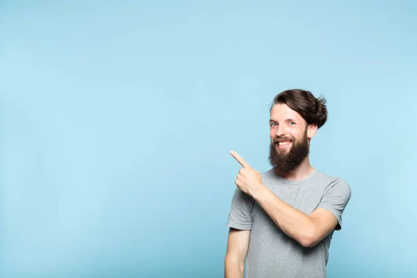 Hombre punto izquierda por encima de hipster anuncio barbudo — Foto de Stock