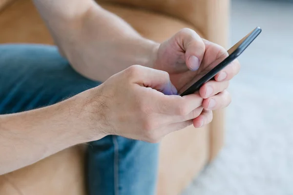 Tecnología hombre de comunicación utilizando el teléfono móvil —  Fotos de Stock