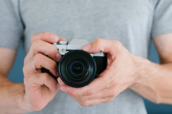 Технология фото человек держит камеру блог — стоковое фото