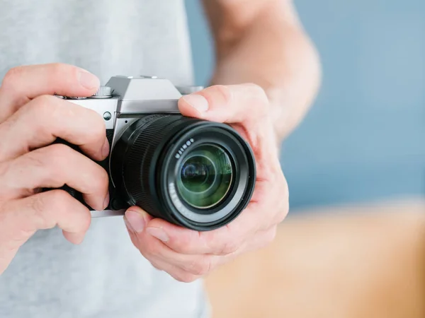 Fotografie apparatuur technologie man houden camera — Stockfoto