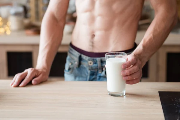 Saine alimentation homme lait bio naturel — Photo