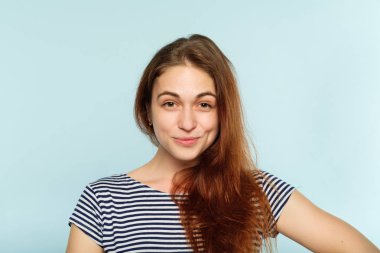 yüz ifadesi mutlu gülümseyen neşeli kız