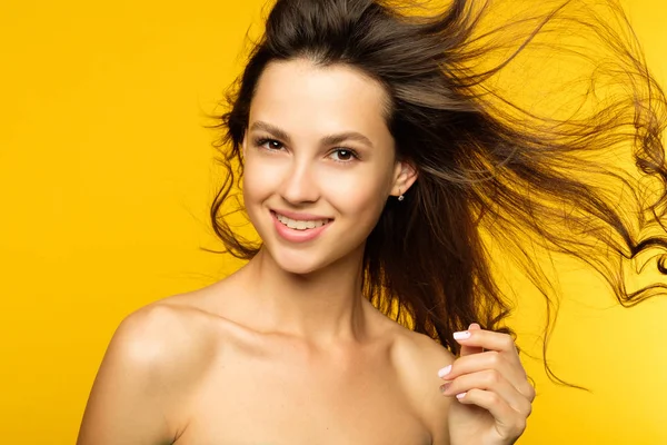 gülümseyen kız saç uçan rüzgar saç bakım sağlık