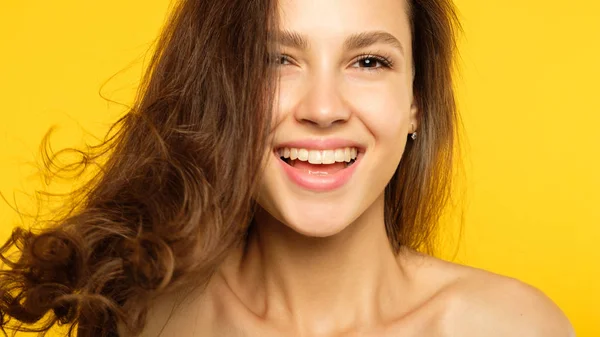 Emoção rosto sorridente rindo mulher auto satisfeito — Fotografia de Stock