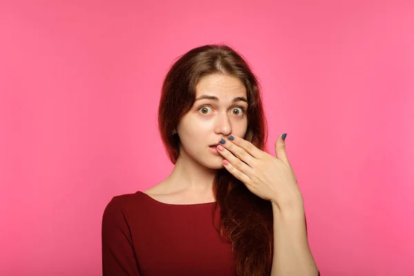 Surprised astonished girl cover mouth reaction — Stock Photo, Image