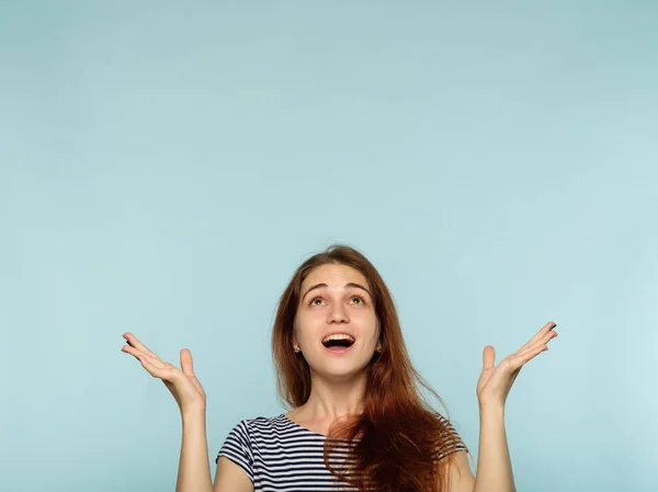 Feliz alegre chica asombrada sonrisa apuntar por encima de la cabeza — Foto de Stock