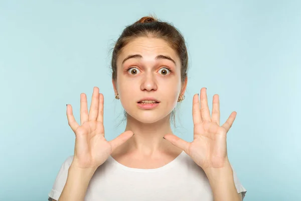 Big size surprised astonished girl dimension hands — Stock Photo, Image